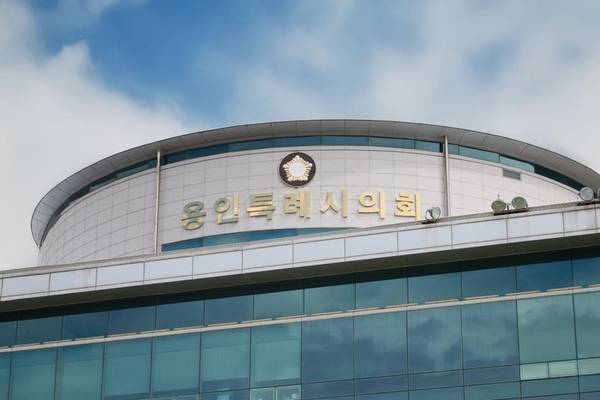 용인시의회 김운봉(국민의힘) 의원이 법원으로부터 제명 처분은 부당하다는 판단을 받은 지 27일만에 시의회로 복귀했다. 사진은 용인특례시의회 전경. /용인특례시의회 제공