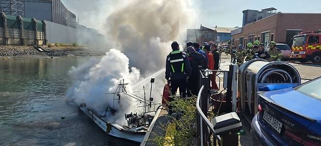 ▲ 28일 오전 10시21분쯤 인천 동구 화수동 화수부두에 정박해 있던 한 선박에서 불이 나 소방당국이 소방관 53명과 장비 27대를 투입해 화재 진압을 하고 있다. /사진제공=인천소방본부