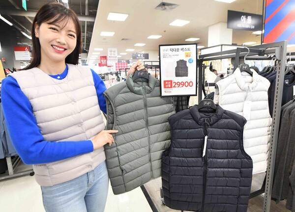 최근 기온이 급격히 떨어져 때이른 추위가 이어지면서 광주·전남 유통업계가 본격적인 겨울 준비에 나선다. 홈플러스는 광주·전남 6개 점포(광주하남·동광주·광양·목포·순천·순천풍덕점)를 포함한 전국 매장에서 합리적인 가격의 겨울·간절기 의류를 선보인다. 홈플러스 제공