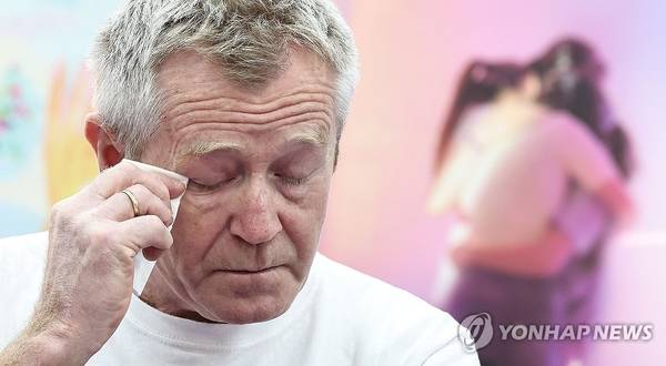 28일 서울 종로구 별들의집에서 열린 10.29 이태원참사 외국인 유가족 기자간담회에서 노르웨이인 희생자 고 스티네 로아크밤 에벤센 씨의 아버지인 에릭 에벤센 씨가 발언을 마친 뒤 눈물을 닦고 있다. /연합뉴스