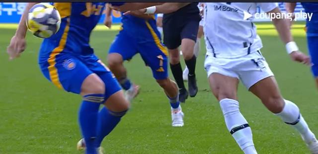 울산 수비수 정승현의 오른팔에 공이 맞는 문제의 장면. 쿠팡플레이 중개화면 캡처