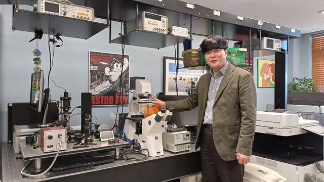 이종하 계명대 의용공학과 교수가 인공지능컴퓨터진단연구실에서 연구 장비를 소개하고 있다. 김명규 기자