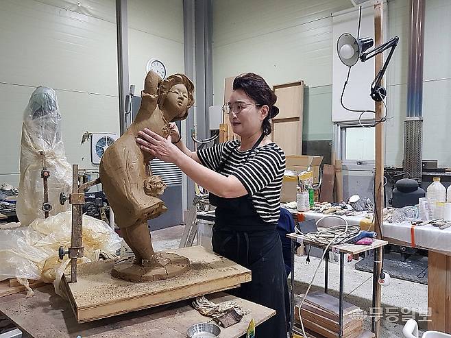 정춘표 조각가가 광주 광산구 아틀리에서 소조 작업으로 인체를 만들고 있다.