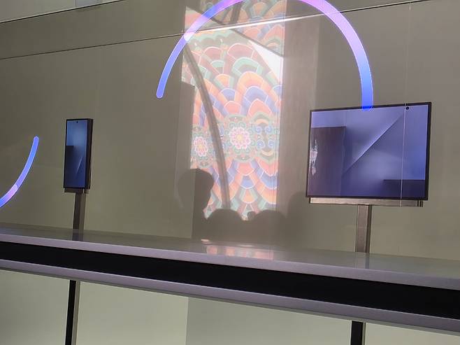 삼성전자 트라이폴드폰. 왼쪽은 접었을 때, 오른쪽은 펼쳤을 때의 실물 크기 모습./사진=강민경 기자