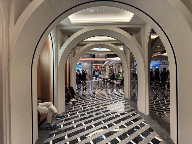 스타필드 애비뉴 그랑서울 지하 1층 휴게 공간에서 쉬고 있는 사람들/사진=김다이 기자 @neverdie