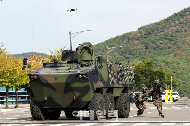 2025 APEC 대비 지난 9월 26일 경주시 일대에서 이뤄진 2025 국가대테러종합훈련에서 육군 50보병사단 장병들이 차륜형장갑차에서 하차해 기동하고 있다. (사진=육군)