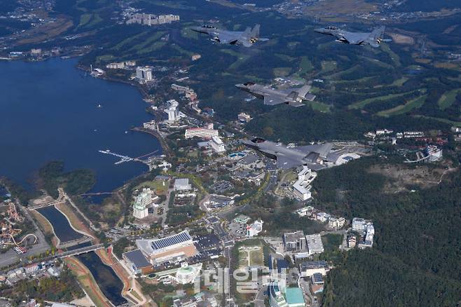 27일 공군 전투기 편대가 APEC 정상회의가 열리는 경주화백컨벤션센터 일대 상공에서 공중전투초계 임무를 하고 있다. (사진=공군)