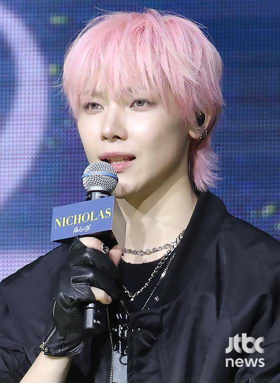 그룹 &TEAM(앤팀)이 28일 서울 블루스퀘어 SOL트래블홀에서 열린 미니 1집 'Back to Life' 쇼케이스에서 소감을 말하고 있다. 박세완 엔터뉴스팀 기자 park.sewan@jtbc.co.kr