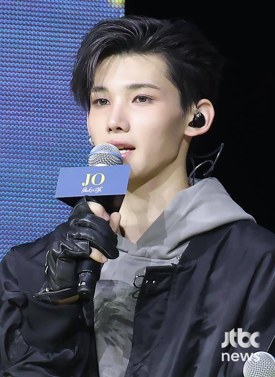 그룹 &TEAM(앤팀)이 28일 서울 블루스퀘어 SOL트래블홀에서 열린 미니 1집 'Back to Life' 쇼케이스에서 소감을 말하고 있다. 박세완 엔터뉴스팀 기자 park.sewan@jtbc.co.kr