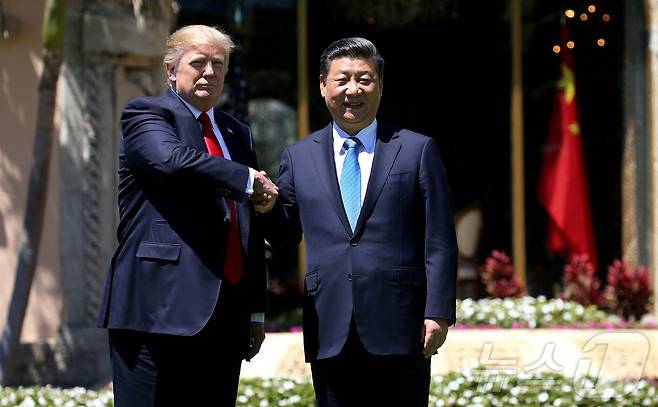 도널드 트럼프 미국 대통령과 시진핑 중국 국가주석이 2017년 4월 7일 미국 플로리다주 팜비치에서 열린 정상회담에서 악수하고 있다. ⓒ 로이터=뉴스1 ⓒ News1 류정민 특파원