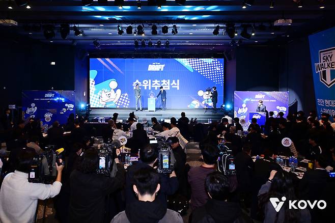 V리그 남자부 드래프트 순위추첨식(KOVO제공)