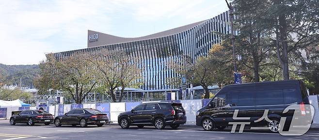 2025 경주 아시아태평양경제협력체(APEC) 정상회의 주간 시작 첫날인 27일 경북 경주화백컨벤션센터(HICO) 앞에서 의전차량들이 정상회의장 이동 예행연습을 하고 있다. 경찰은 하루 최대 1만 8천여 명을 투입해 행사가 열리는 보문관광단지 일대를 이른바 '진공상태'로 만든다는 방침이다. 2025.10.27/뉴스1 ⓒ News1 박지혜 기자