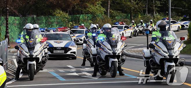 2025 경주 아시아태평양경제협력체(APEC) 정상회의 주간 시작 첫날인 27일 경북 경주화백컨벤션센터(HICO) 앞에서 경찰들이 만찬장 이동 예행연습을 하고 있다. 2025.10.27/뉴스1 ⓒ News1 박지혜 기자