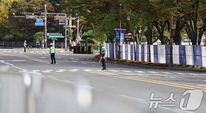 2025 경주 아시아태평양경제협력체(APEC) 정상회의 주간 시작 첫날인 27일 경북 경주화백컨벤션센터(HICO) 앞에서 경찰들이 교통을 통제하고 있다.  2025.10.27/뉴스1 ⓒ News1 박지혜 기자