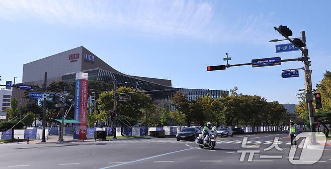 2025 경주 아시아태평양경제협력체(APEC) 정상회의 주간 시작 첫날인 27일 경북 경주화백컨벤션센터(HICO) 앞에서 의전차량들이 만찬잔 이동 예행연습을 하고 있다.  2025.10.27/뉴스1 ⓒ News1 박지혜 기자