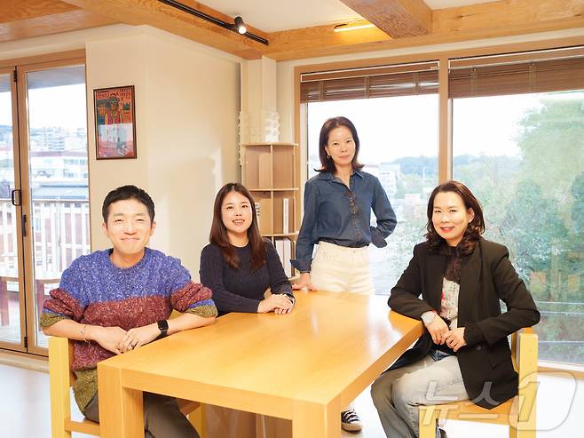 서울에서 '민간 외교관'을 자처하며 공유숙박을 운영하는 사람들. 왼쪽부터 김동현 씨, 서혜원 씨, 임윤정 씨, 김미애 씨ⓒ News1 윤슬빈 관광전문기자