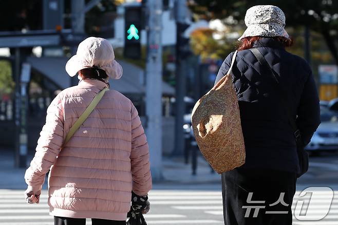 초겨울 추위가 찾아온 28일 오전 대구 수성구 달구벌대로에서 겨울 외투와 모자 차림의 시민들이 발걸음을 재촉하고 있다. 2025.10.28/뉴스1 ⓒ News1 공정식 기자