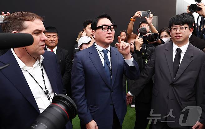 경주 APEC CEO 서밋 의장인 최태원 대한상의 회장이 28일 오후 경북 경주 엑스포공원 에어돔에서 APEC CEO 서밋 부대행사인 'K-테크 쇼케이스'를 방문, 메타와 레이밴이 협업해 만든 첫 스마트글래스 '레이밴메타'를 착용하고 있다. 2025.10.28/뉴스1 ⓒ News1 김민지 기자