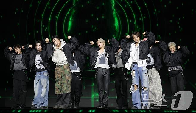 그룹 &TEAM(앤팀)이 28일 오후 서울 용산구 블루스퀘어에서 가진 한국 데뷔 미니 1집 'Back to Life' 쇼케이스에 참석해 타이틀 곡 '루나틱'을 선보이고 있다. 2025.10.28/뉴스1 ⓒ News1 권현진 기자