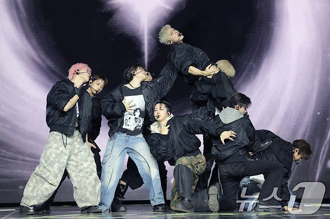 그룹 &TEAM(앤팀)이 28일 오후 서울 용산구 블루스퀘어에서 가진 한국 데뷔 미니 1집 'Back to Life' 쇼케이스에 참석해 타이틀 곡 '백 투 라이프'를 선보이고 있다. 2025.10.28/뉴스1 ⓒ News1 권현진 기자