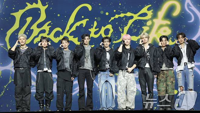 그룹 &TEAM(앤팀) 의주(왼쪽부터)와 후마, 케이, 니콜라스, 유마, 조, 하루아, 타키, 마키가 28일 오후 서울 용산구 블루스퀘어에서 가진 한국 데뷔 미니 1집 'Back to Life' 쇼케이스에 참석해 포즈를 취하고 있다. 2025.10.28/뉴스1 ⓒ News1 권현진 기자