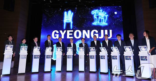 박일준 대한상공회의소 부회장이 28일 경북 경주예술의전당 원화홀에서 열린 APEC CEO 서밋 유통 퓨처테크포럼에서 참석자들과 함께 유통산업의 발전을 위한 글로벌 기업인(전문가) 선언을 하고 있다. 왼쪽부터 카와카미 토모코 와세다 교수, 공샹잉 징둥닷컴 부사장, 박경도 한국유통학회 회장, 정지영 현대백화점 대표, 정준호 롯데백화점 대표, 오승철 산업통상부 산업기반실장, 박일준 대한상공회의소 부회장, 르노 드 바르부아 GS1 CEO, 허서홍 GS리테일 대표, 전경수 CPLB 대표, 김호민 아마존 AP부문장, 바네사 마티스센 딜로이트 AP 리더. 2025.10.28/뉴스1 ⓒ News1 박지혜 기자