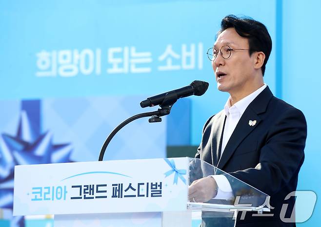 김민석 국무총리가 28일 오후 부산 중구 광복로 분수광장에서 열린 코리아 그랜드 페스티벌에서 축사를 하고 있다. 2025.10.28/뉴스1 ⓒ News1 윤일지 기자