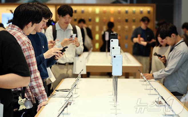 19일 오전 서울 중구 명동 애플스토어에서 한 시민이 이날 출시된 애플의 스마트폰 '아이폰17' 제품을 살펴보고 있다. 2025.9.19/뉴스1 ⓒ News1 김진환 기자