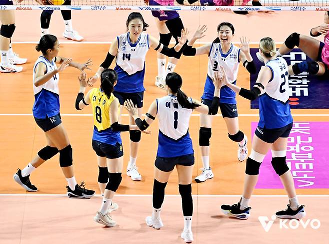 현대건설 선수들이 22일 인천 삼산월드체육관에서 열린 흥국생명과의 경기에서 승리한 뒤 기뻐하고 있다. 제공 | 한국프로축구연맹