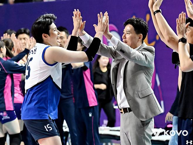 김희진과 하이파이브를 하는 강성형 감독. 제공 | 한국프로축구연맹