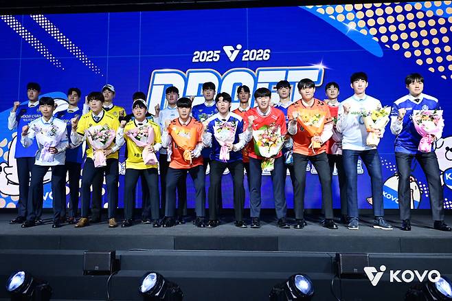 남자부 신인 드래프트에서 지명받은 선수들이 단체 사진을 촬영하고 있다. 사진 | 한국배구연맹