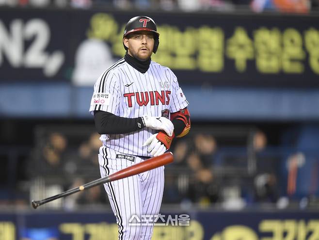 LG 오스틴이 27일 서울 잠실구장에서 열린 2025 KBO 포스트시즌 한국시리즈 2차전 한화와 경기 4회말 2사1루 볼넷으로 출루하고 있다. 잠실 | 최승섭기자 thunder@sportsseoul.com