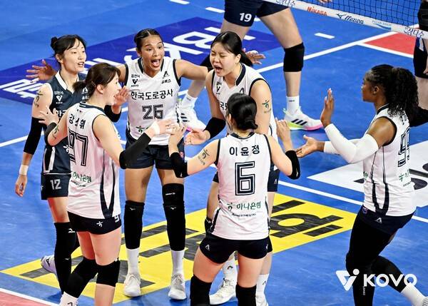 28일 화성종합경기타운체육관에서 치러진 IBK기업은행과의 진에어 2025-2026 V-리그 1라운드 경기에서 한국도로공사 선수단이 득점 후 기뻐하고 있다. /사진=한국배구연맹