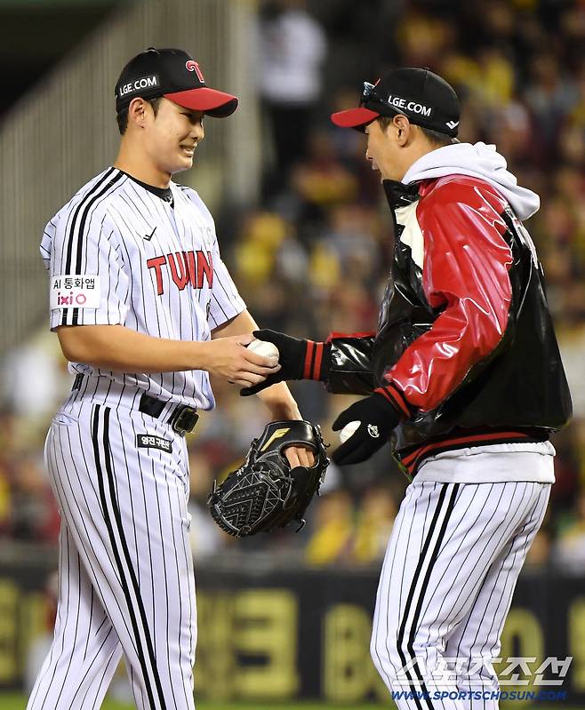 27일 서울 잠실구장에서 열린 한화와 LG의 한국시리즈 2차전. 4회초 2사 만루 김영우가 밀어내기 볼넷을 내준 후 교체되고 있다. 잠실=정재근 기자 cjg@sportschosun.com/2025.10.27/