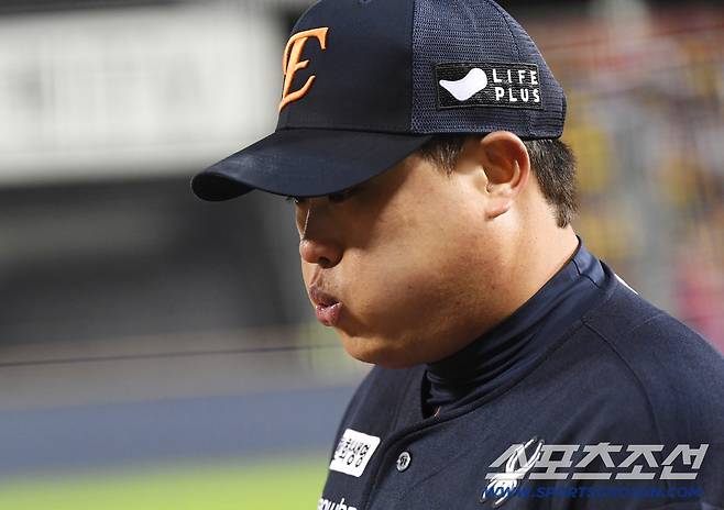 27일 서울 잠실구장에서 열린 한화와 LG의 한국시리즈 2차전. 3회까지 7실점한 류현진이 아쉬워하고 있다. 잠실=정재근 기자 cjg@sportschosun.com/2025.10.27/