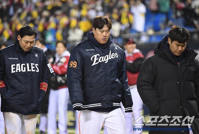 27일 서울 잠실구장에서 열린 한화와 LG의 한국시리즈 2차전. 한화가 2차전도 5대13으로 패하며 2연패를 당했다. 류현진, 하주석 등이 아쉬워하고 있다. 잠실=정재근 기자 cjg@sportschosun.com/2025.10.27/