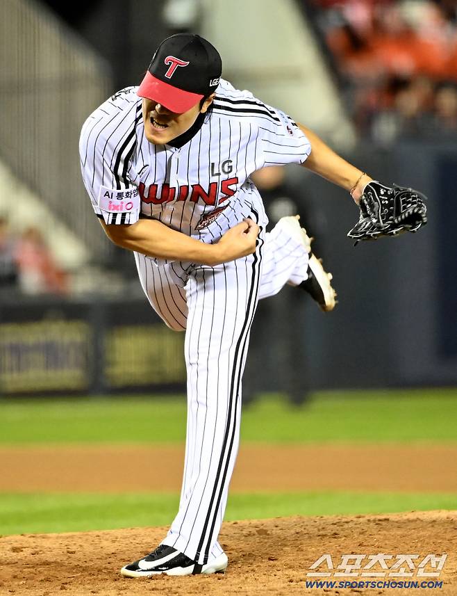27일 서울 잠실구장에서 열린 한화와 LG의 한국시리즈 2차전. 5회초 LG 김진성이 역투하고 있다. 잠실=허상욱 기자wook@sportschosun.com/2025.10.27/