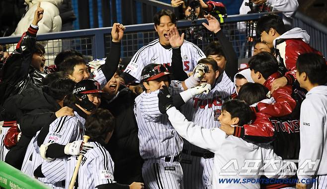 박동원의 뜨거운 타격감은 그대로 더그아웃 분위기까지 뜨겁게 달궜다.