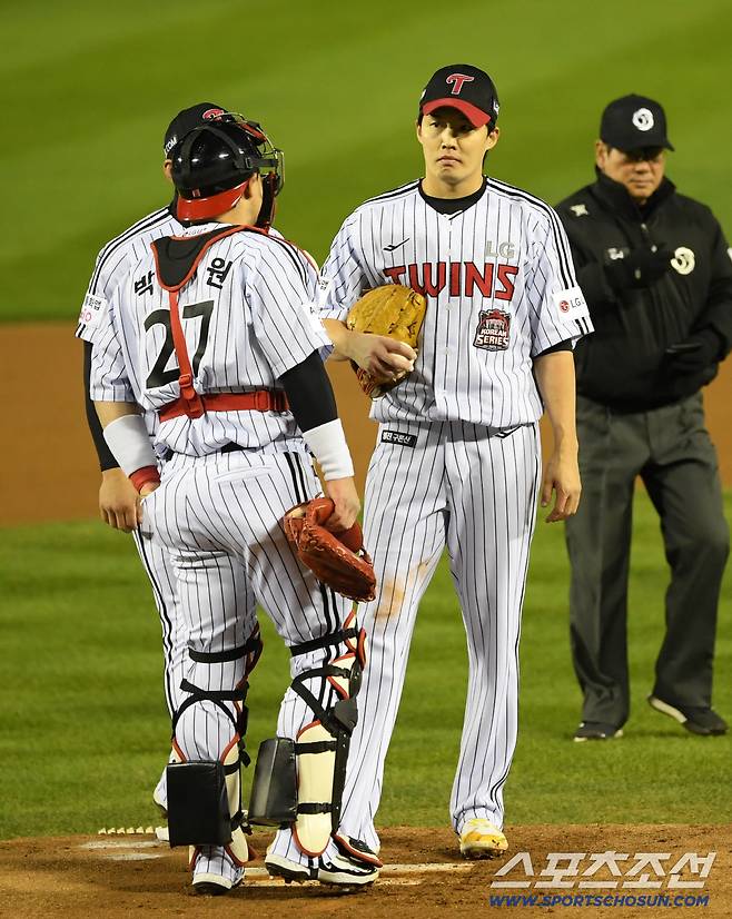 27일 잠실구장에서 열린 한국시리즈 2차전 LG 트윈스와 한화 이글스의 경기. LG 임찬규가 숨을 고르고 있다. 잠실=박재만 기자 pjm@sportschosun.com/2025.10.27/