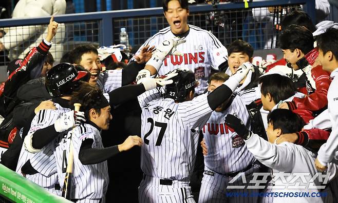 27일 잠실구장에서 열린 한국시리즈 2차전 LG 트윈스와 한화 이글스의 경기. 3회말 2사 1루 LG 박동원이 투런포를 날린 뒤 환호하고 있다. 잠실=박재만 기자 pjm@sportschosun.com/2025.10.27/