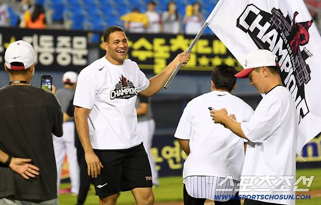 1일 잠실구장에서 정규리그 우승을 확정 지은 LG 트윈스 치리노스가 기뻐하고 있다. 잠실=박재만 기자 pjm@sportschosun.com/2025.10.01/