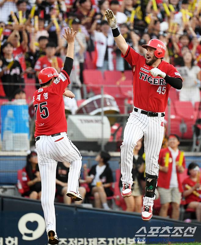 24일 광주 기아챔피언스필드에서 열린 KIA 타이거즈와 LG 트윈스의 경기. 3회말 2사 KIA 위즈덤이 솔로포를 날린 뒤 환호하고 있다. 광주=박재만 기자 pjm@sportschosun.com/2025.08.24/