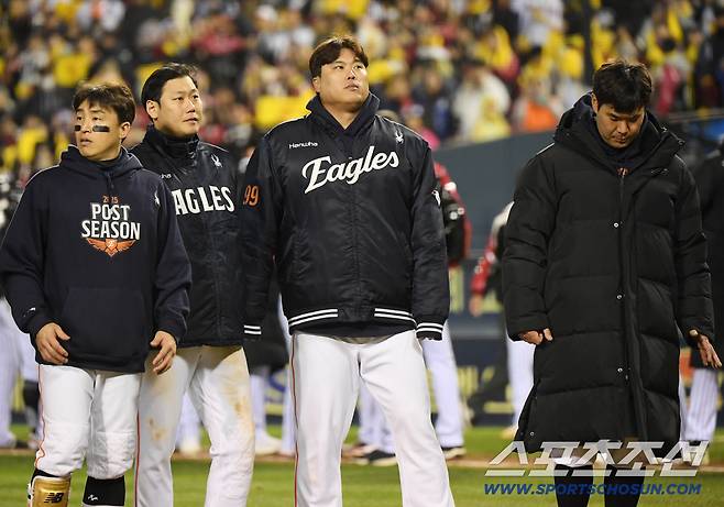 27일 서울 잠실구장에서 열린 한화와 LG의 한국시리즈 2차전. 한화가 2차전도 5대13으로 패하며 2연패를 당했다. 류현진, 하주석, 손아섭 등이 아쉬워하고 있다. 잠실=정재근 기자 cjg@sportschosun.com/2025.10.27/