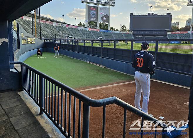 폰세의 불펜피칭을 지켜보는 양상문 투수코치. 김영록 기자