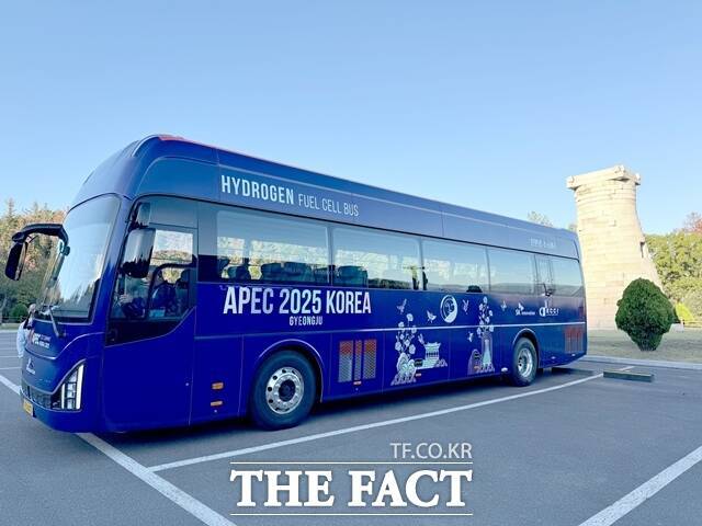SK이노베이션이 경북 경주에서 열리는 '아시아태평양경제협력체(APEC) 정상회의'의 성공적 개최를 돕기 위해 친환경 미래 교통 솔루션으로 각광받는 수소버스를 지원한다. SK이노베이션이 지원하는 APEC CEO 서밋 행사의 수소 셔틀버스 모습. /SK이노베이션
