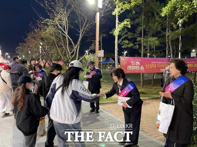 당진시 문화관광해설사들이 25일 삽교호관광지에서 자발적인 당진 관광 홍보 활동을 벌이고 있다. /당진시