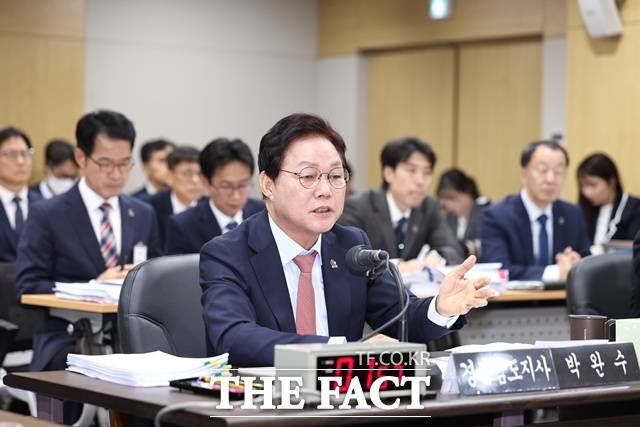 박완수 경남도지사가 28일 도청에서 열린 국회 행정안전위원회 국정감사에서 국회의원들의 질의에 답변을 하고 있다. /경남도