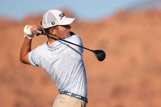 마이클 브레넌이 뱅크 오브 유타 챔피언십 4라운드 18번 홀에서 페어웨이 우드로 티샷을 하고 있다. 아이빈스(미국)=AFP연합뉴스