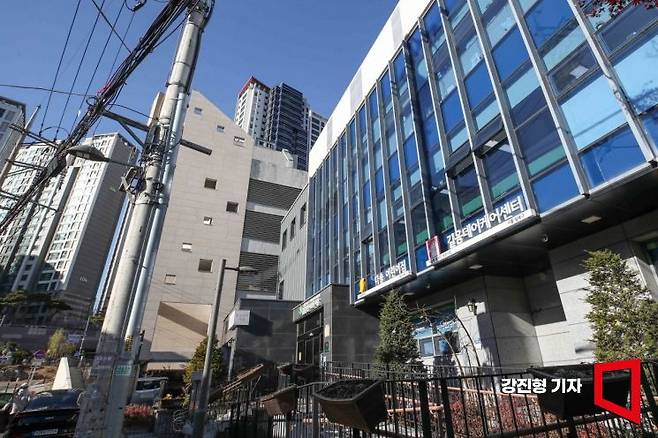 서울 성북구 길음데이케어센터. 일명 '노치원'(노인+유치원)으로 불리는 데이케어센터는 요양시설에 갈 정도는 아니지만, 초기치매 등 노인성질병으로 혼자서 일상생활이 어려운 노령층(장기요양1~5등급)을 돌봐주는 시설이다. 강진형 기자