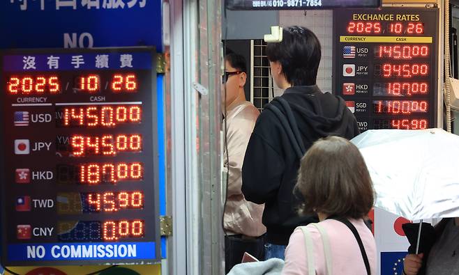 26일 서울 명동 환전소에 외환 시세가 게시되어 있다. /연합뉴스